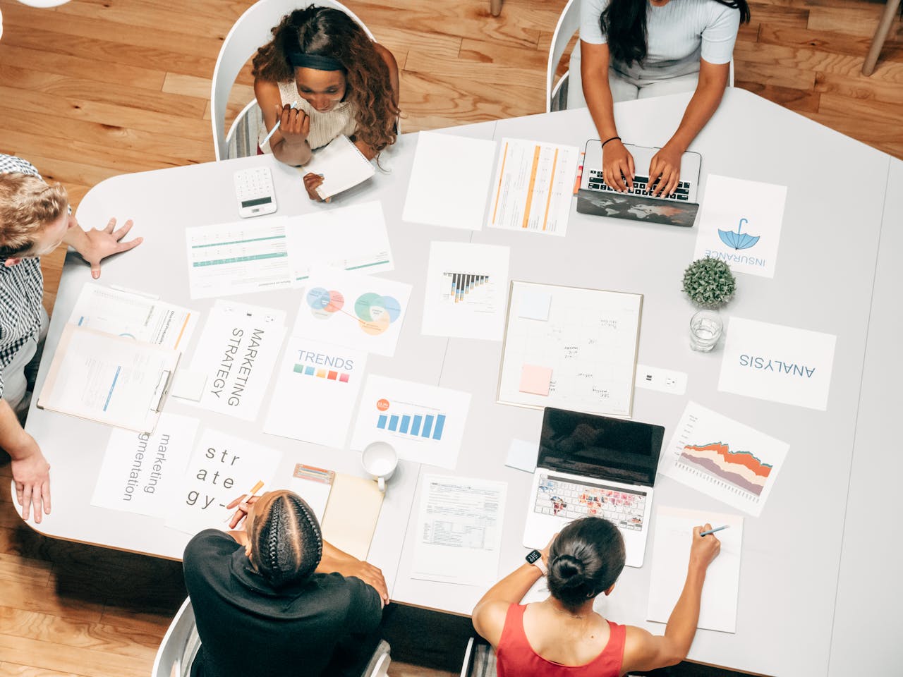 Dirigeants collaborant dans un environnement de formation moderne avec une subtile ambiance professionnelle